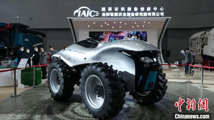 圖為50馬力輪邊/輪轂電機(jī)電動(dòng)拖拉機(jī)。 張怡瀟 攝 圖為50馬力輪邊/輪轂電機(jī)電動(dòng)拖拉機(jī)。 張怡瀟 攝
