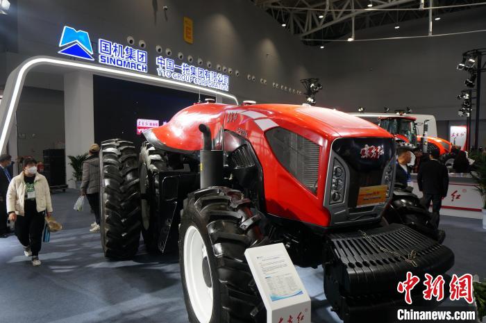 圖為中國(guó)一拖研發(fā)的無(wú)人駕駛拖拉機(jī)。 韓章云 攝 圖為中國(guó)一拖研發(fā)的無(wú)人駕駛拖拉機(jī)。 韓章云 攝