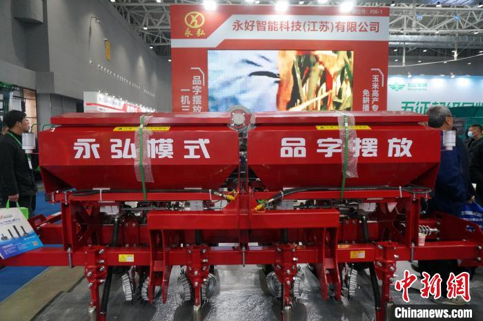 圖為觀(guān)眾圍觀(guān)免耕播種機(jī)。 韓章云 攝 圖為觀(guān)眾圍觀(guān)免耕播種機(jī)。 韓章云 攝